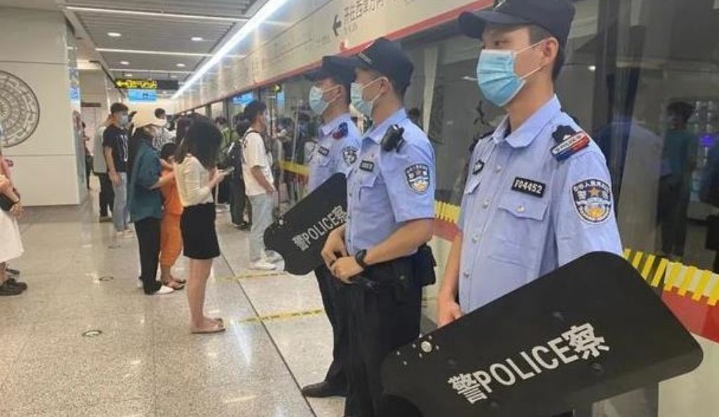 武汉一地铁辅警狂奔八分钟为乘客买药，这位辅警身上有哪些可贵精神？