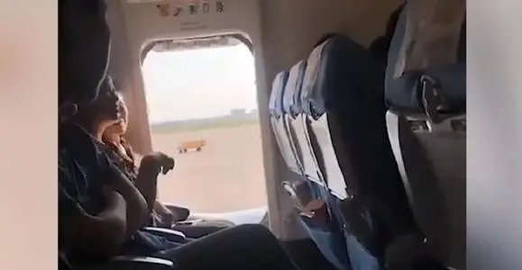 旅客触碰安全门与春秋航空空姐发生争执,你如何看待这件事呢?