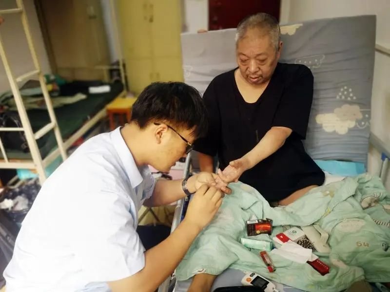 7岁就撑起一个家，这个00后带父上学的小伙子为何得到一致赞扬？