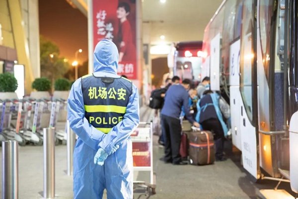 甘肃嘉峪关急寻MU2165航班接触者，该航班全体人员应该全部隔离吗？