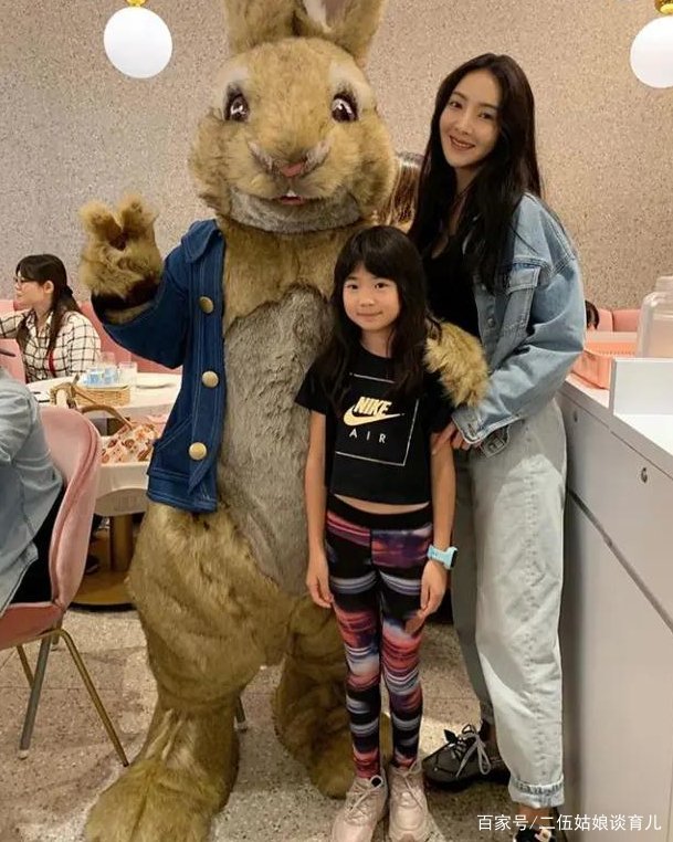 曹格夫妇为女儿庆生，10岁Grace颜值开挂，身材似模特，你怎么看？