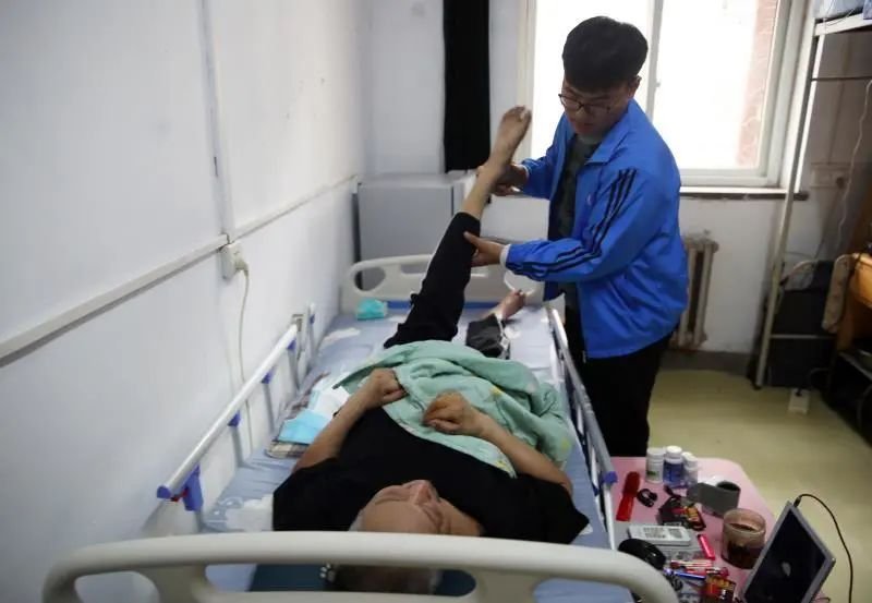 7岁就撑起一个家，这个00后带父上学的小伙子为何得到一致赞扬？