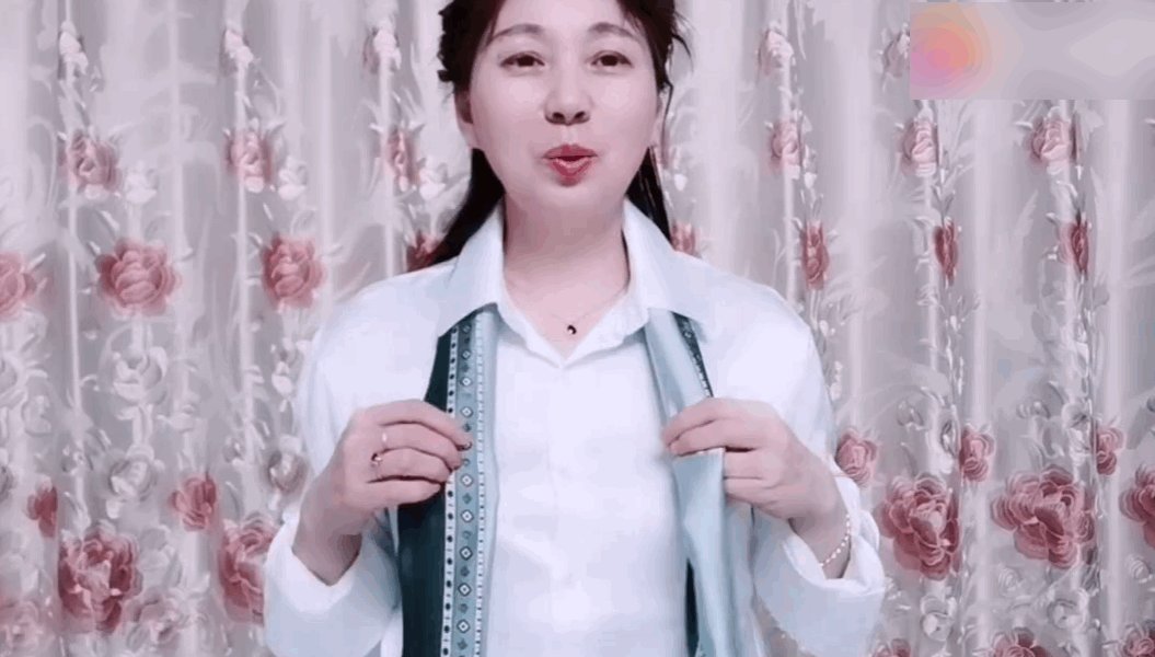 长条小丝巾的系法是什么？