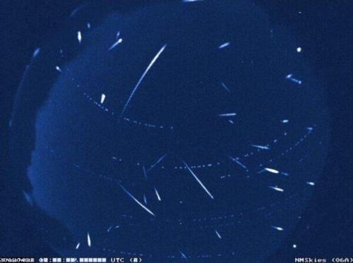 像一盏灯！英国夜空出现巨大流星，流星是什么形成的？