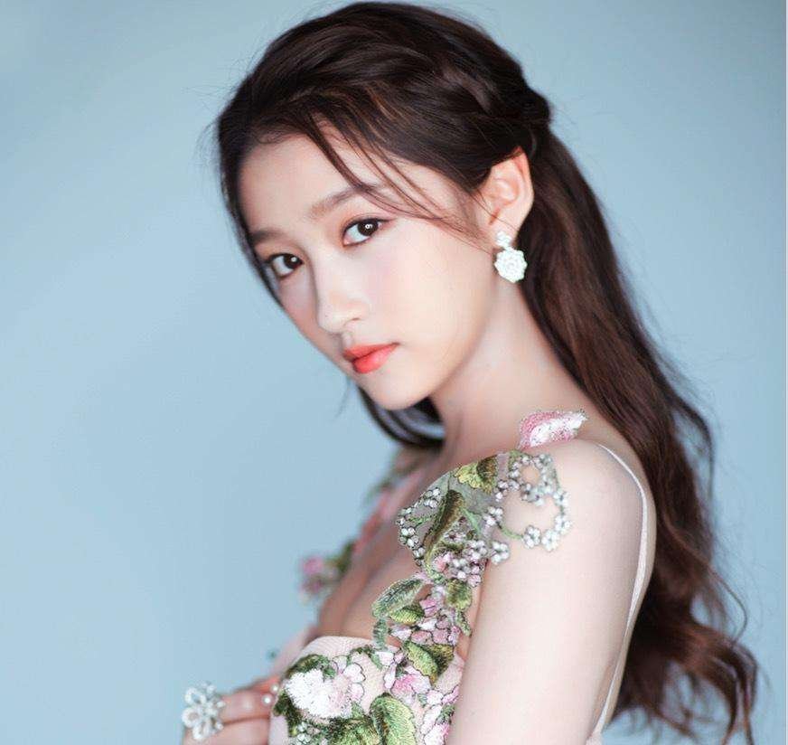 网友喊话关晓彤能不能换个造型师，她为何在造型上频频踩雷？