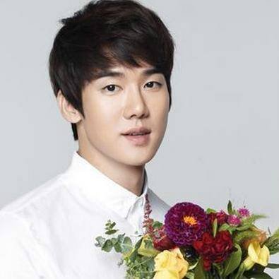 一个男孩成了孤儿,后来长大后又和绑架自己的人在一起干保洁,是哪部韩国电影?