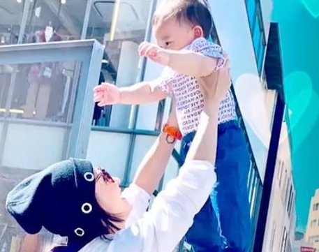 张柏芝小儿子正面照曝光，眉眼清秀像极了谢霆锋，引发网友热议，你怎么看？