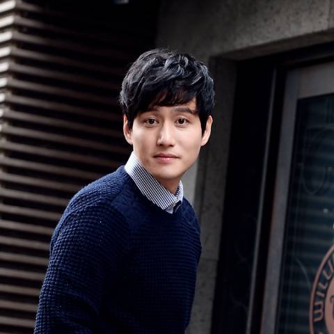 一个男孩成了孤儿,后来长大后又和绑架自己的人在一起干保洁,是哪部韩国电影?