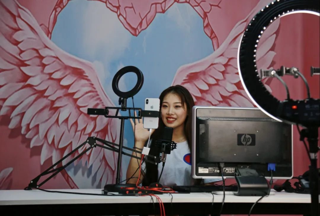 你如何看待女生穿外卖制服当街热舞这件事？