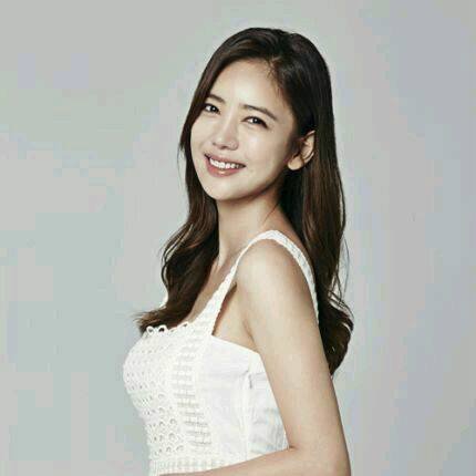 一个男孩成了孤儿,后来长大后又和绑架自己的人在一起干保洁,是哪部韩国电影?