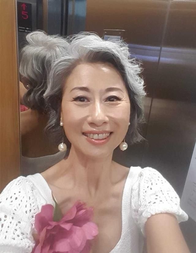 叶倩文与港姐聚会，大方展示白发，她现在的状态怎么样？