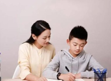 崩溃!哥哥辅导妹妹写作业被气哭,哥哥能否体会到妈妈的不易?