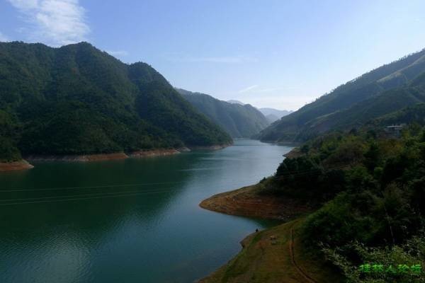 江西山口岩水库泄洪，村民在下游处捡鱼，这样会有危险吗？