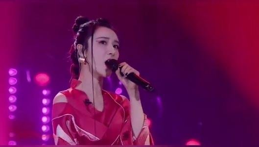 林依轮看望薇娅，在病床仍坚持选品，薇娅身上有哪些值得我们学习的精神？