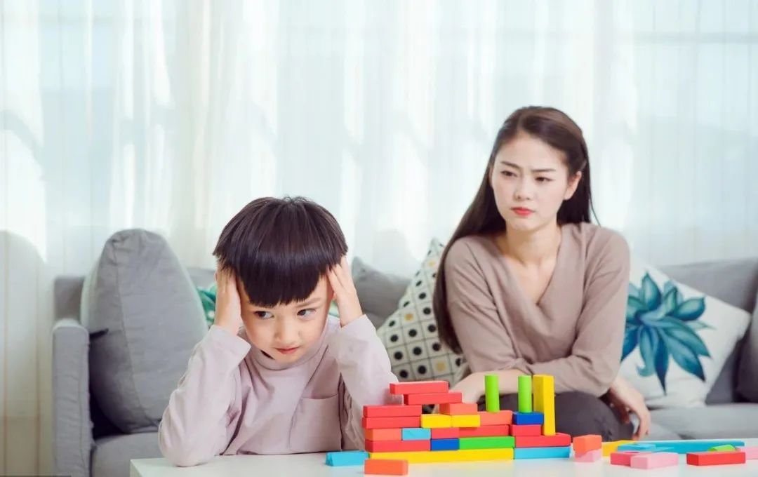 广东江门，男孩不肯写作业报警求把妈妈带走，作为父母该反思什么？