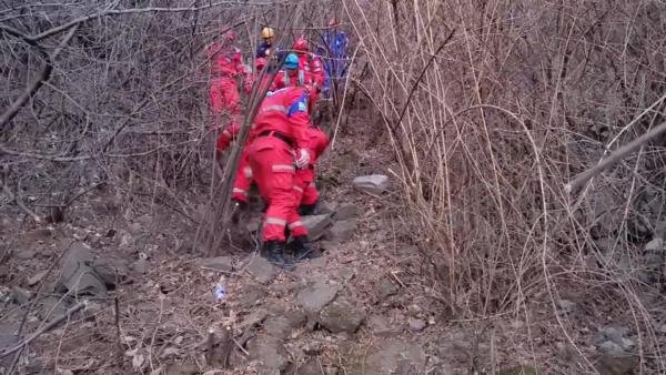 一女游客在河南新乡坠亡，造成此事故的原因是什么？