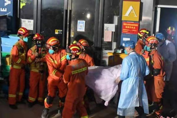 长沙塌楼事故第8名被困者腿部被压，这名被困者目前的情况如何了？