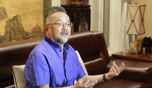 43岁郑艳东与王刚之间有着怎样坎坷的爱情故事？