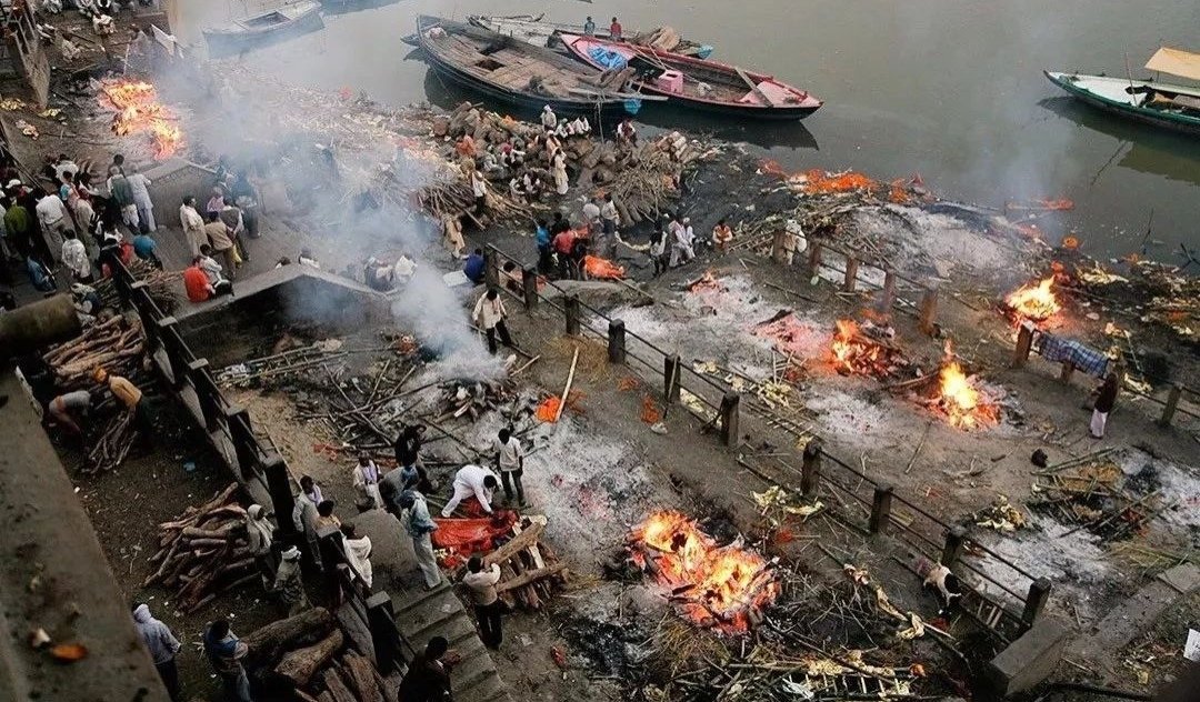 据报道,印度多个火葬场遗体积压,造成这一问题的原因是什么?