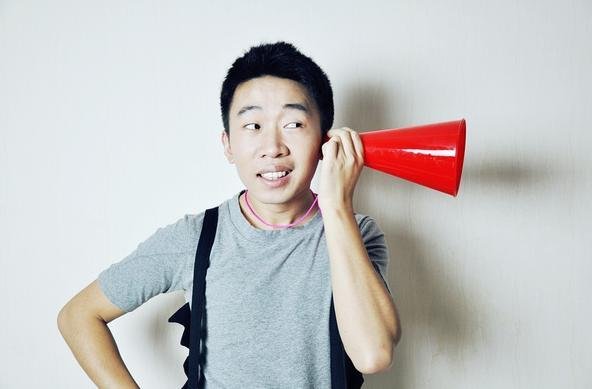 杨迪吃瓜吃到自己身上，杨迪是如何逗趣回应的？