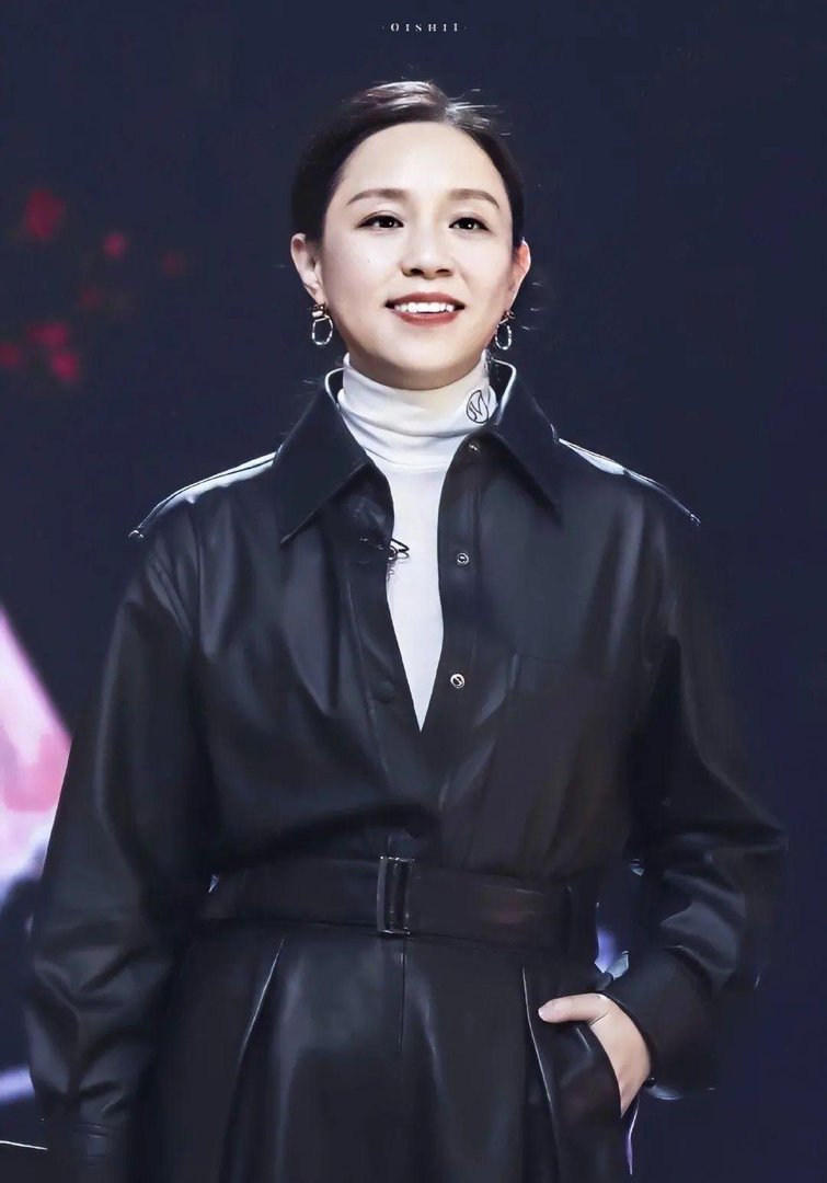 龙丹妮的第一个网名是哇唧唧哇，她现在的网名是什么？