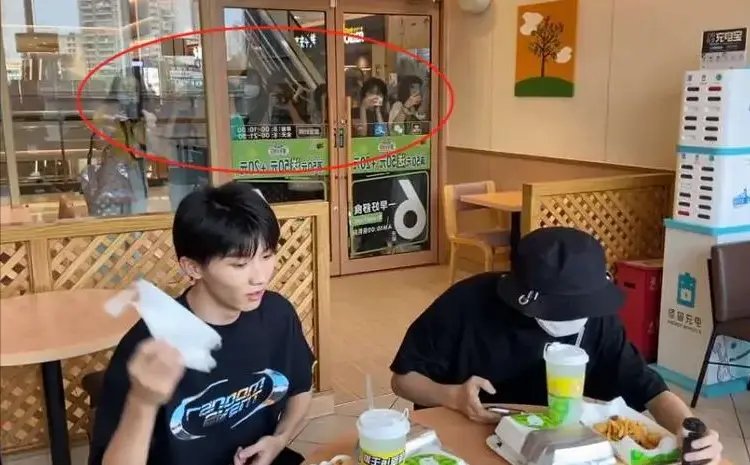 疑似时代峰峻工作人员机场锁喉粉丝！当时的情况是怎样的？