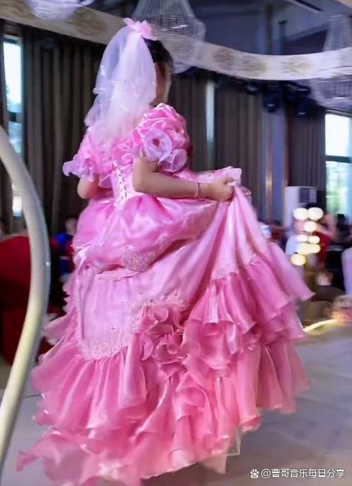 山东一新娘穿粉色的婚纱引热议，新娘本人是怎么回应的呢？