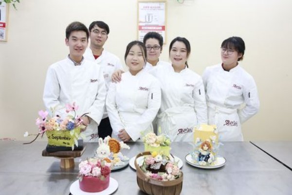 蛋糕学校学费大约多少钱？