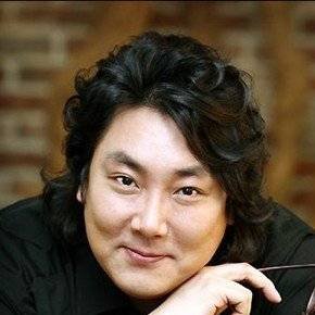 一个男孩成了孤儿,后来长大后又和绑架自己的人在一起干保洁,是哪部韩国电影?