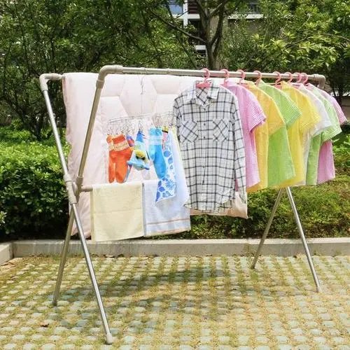 女子晾晒被子从五楼坠落不幸身亡，事发时的具体情况是怎样的？