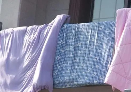 女子晾晒被子从五楼坠落不幸身亡，事发时的具体情况是怎样的？