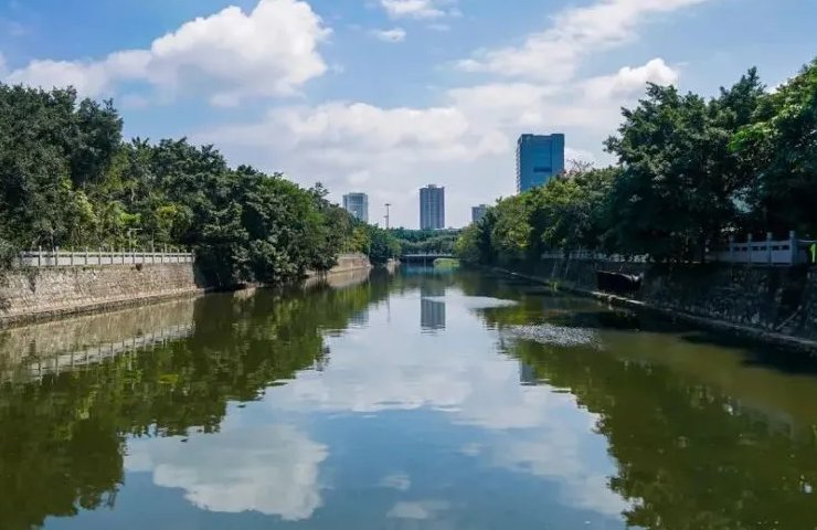 深圳本地河流水质的特点有( )。