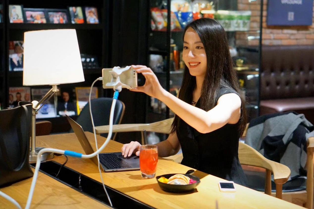 你如何看待女生穿外卖制服当街热舞这件事？