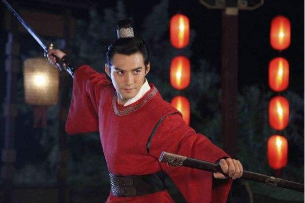 同为护卫的展昭和李元芳相比，谁的武功要更为厉害一些?