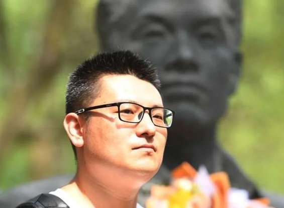 31岁新生报到，一张特殊的“父子合影”令人泪目！背后有着怎样的故事？