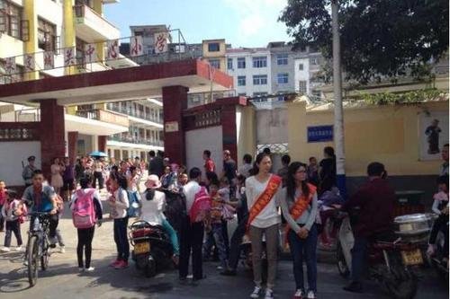 学校收取学生165万元门禁卡服务费，你觉得合理吗？