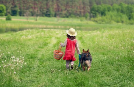 老人被狗绳绊倒摔地后身亡，狗主人是否应该负责？