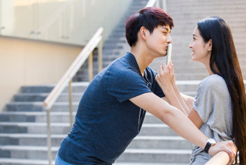 大部分女生都不喜欢直男而喜欢弯男，这是为什么呢？