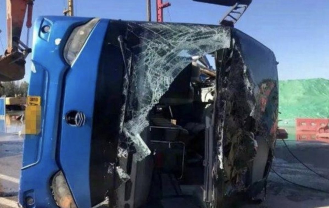 河北通勤班车坠河，已致2人死亡12人失联，造成此事故的原因是什么？