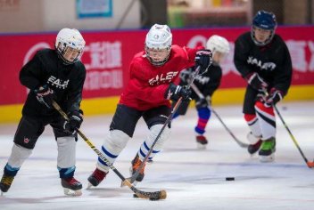 俄罗斯一冰球运动员被球击中身亡 ，现场究竟发生了什么？