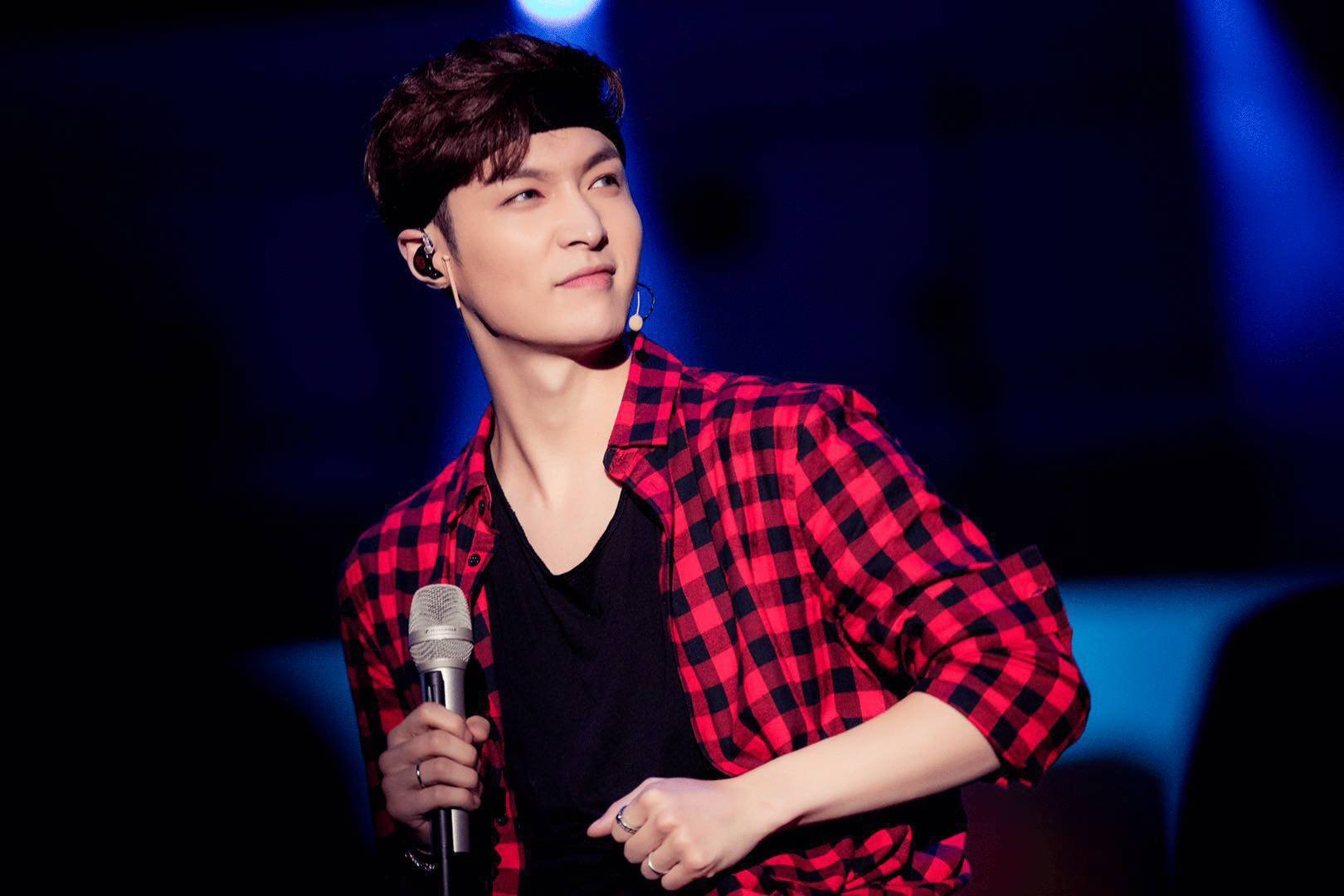 张艺兴开拖拉机带杨紫兜风，他们的关系如何？