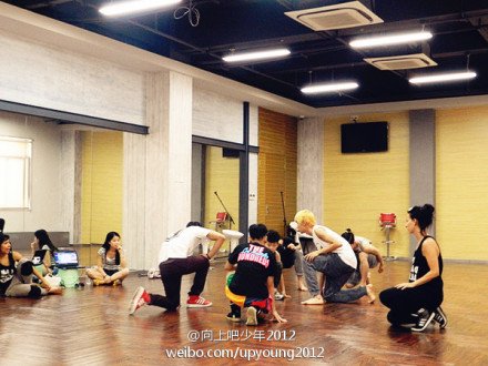 求湖南卫视向上吧少年大舞团的集体图片。