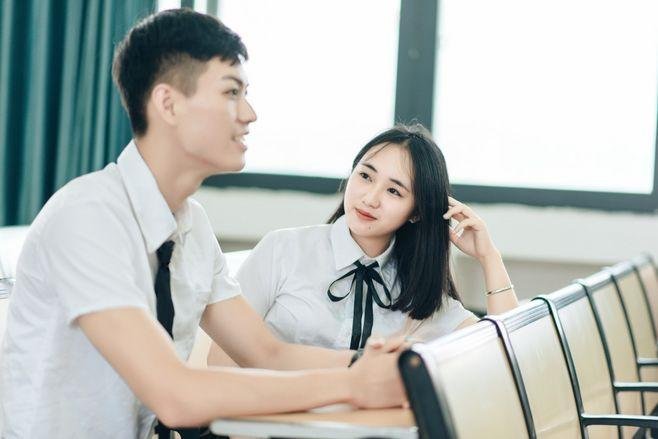 毕业就求婚，从校服到婚纱的爱情有多甜？