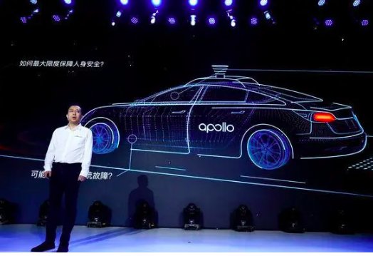 李彦宏在什么活动中宣布百度智能汽车正在研发当中？