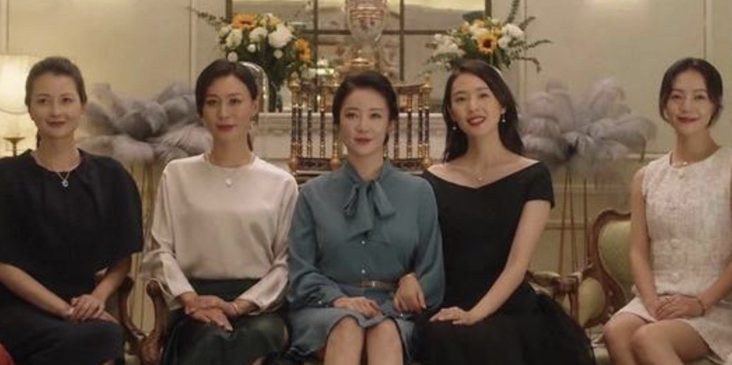 《三十而已》顾佳羞辱太太们这一幕看着很爽,现实中这样做将会有什么后果?