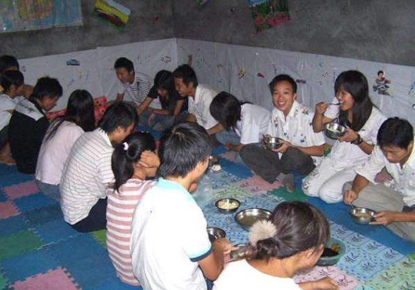 江西男子银行取钱伸出五个手指，柜员一看立马报警，到底发生了什么？