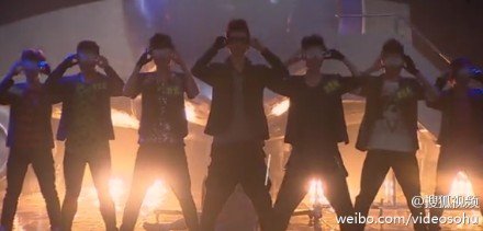 求湖南卫视向上吧少年大舞团的集体图片。