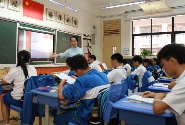 哥哥站在门口照样子写句子