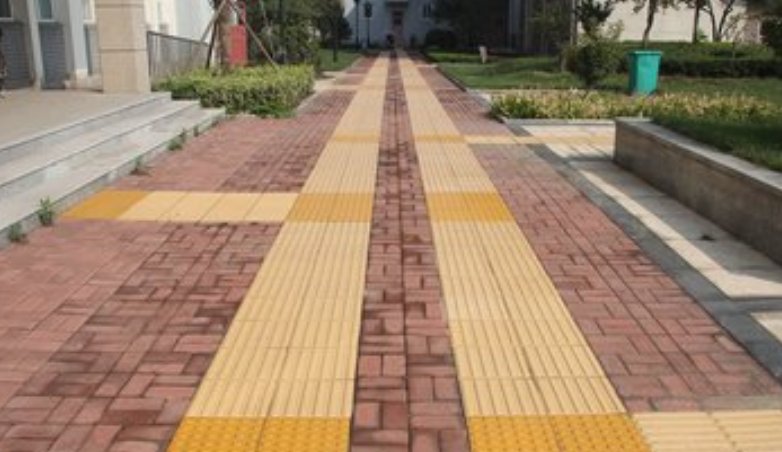 贵州贵阳一盲道为绕开井盖穿过公交站牌，这样设计的盲道有用吗？