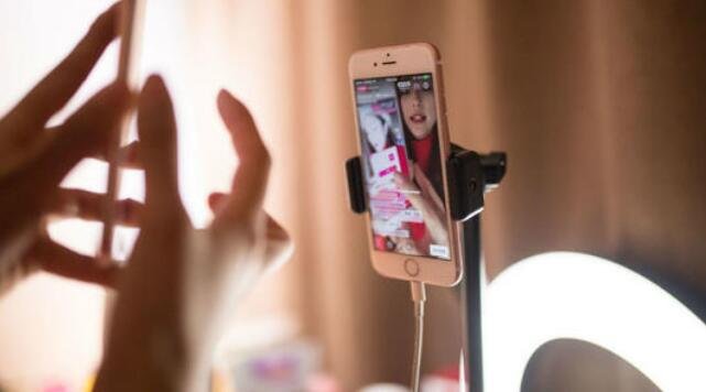 你如何看待女生穿外卖制服当街热舞这件事？